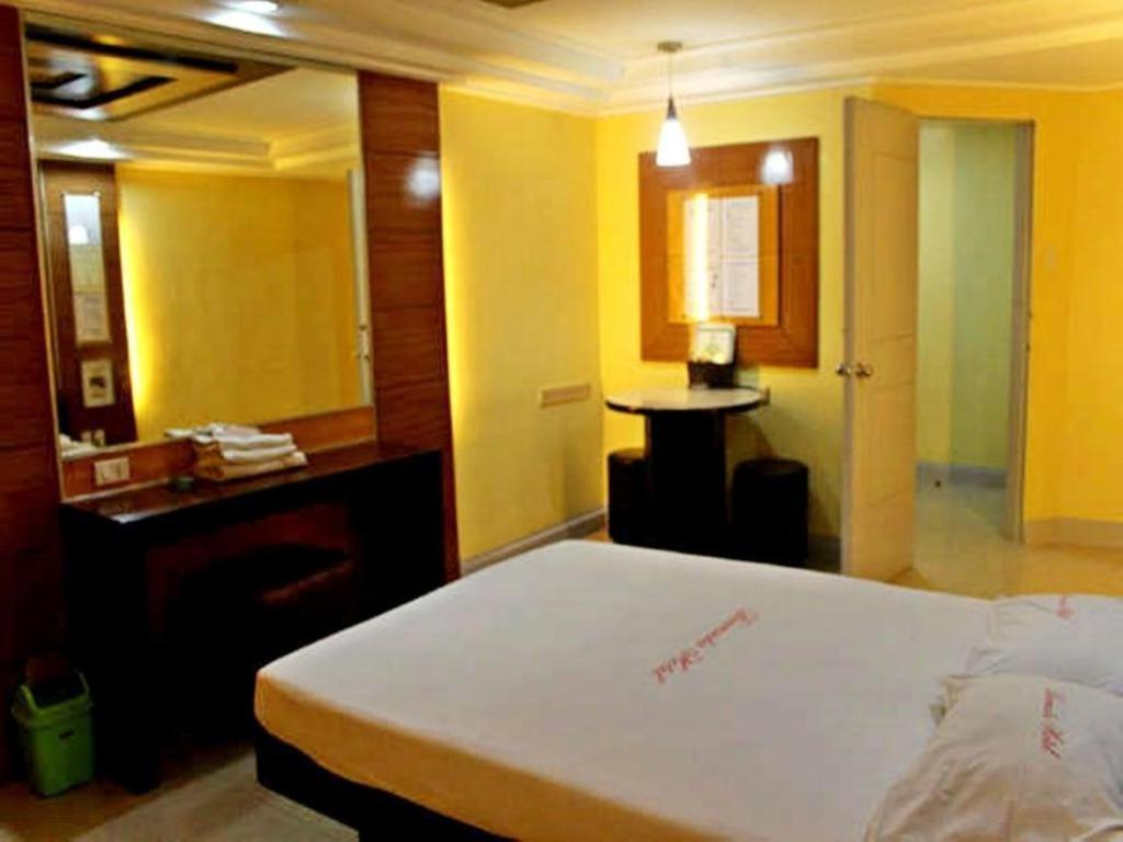 Bermuda Hotel Mandaluyong Bagian luar foto