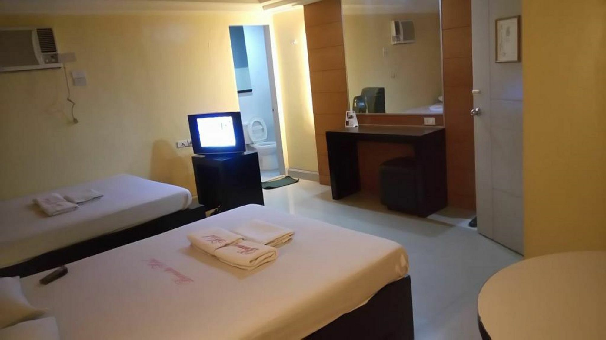 Bermuda Hotel Mandaluyong Bagian luar foto