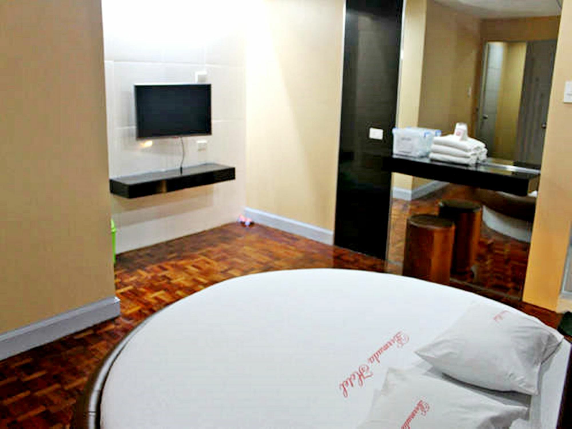 Bermuda Hotel Mandaluyong Bagian luar foto